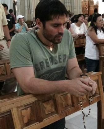 Eduardo Verástegui reza el rosario en la JMJ 2011