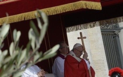 El Papa Francisco durante la celebraciçon del Domingo de Ramos 2016